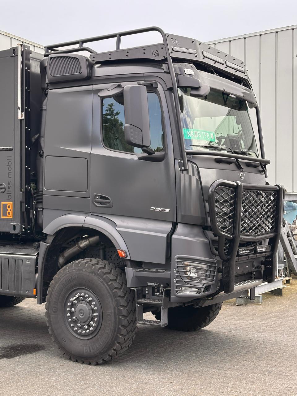 Dakrek voor de Mercedes Arocs 6x6 overlander truck. Op maat gemaakt vanuit 3D scan van de cabine.