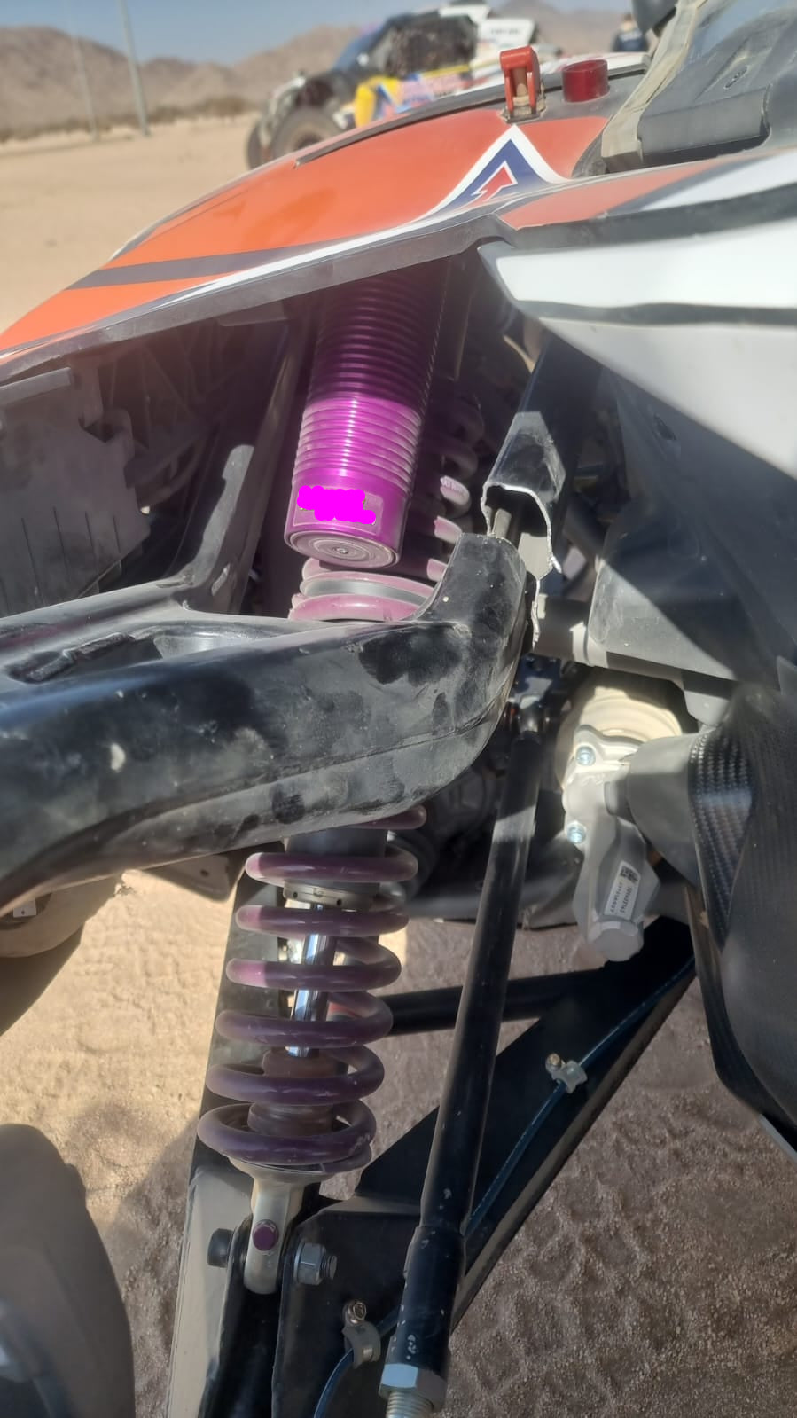Gescheurde draagarm van de Can-Am Maverick R tijdens de Dakar Rally 2025.