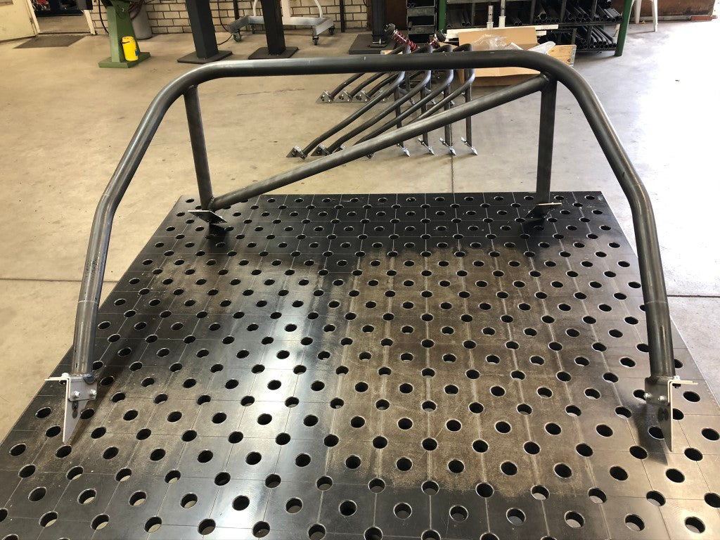 Schroefkooi voor Datsun 240Z, rolbeugel achter de stoelen.