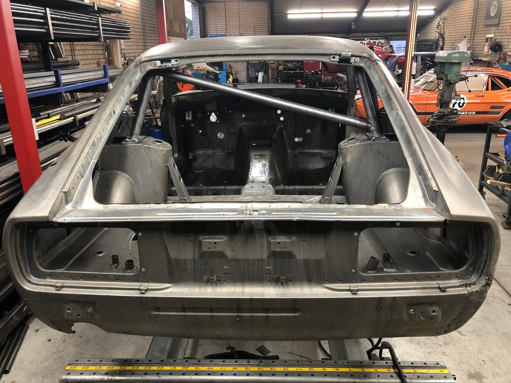 Schroefkooi voor Datsun 240Z, rolbeugel achter de stoelen.