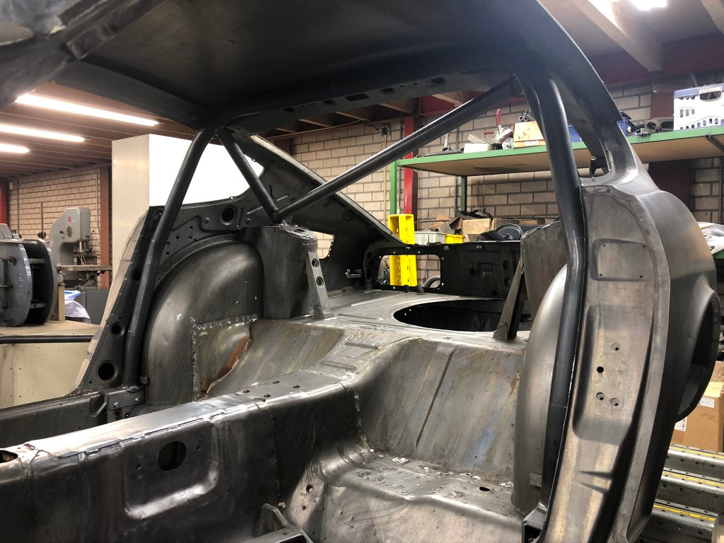 Schroefkooi voor Datsun 240Z, rolbeugel achter de stoelen.