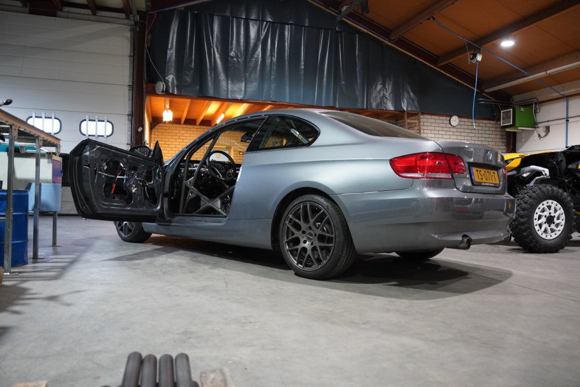 FIA gehomologeerde rolkooi voor BMW E92, gelaste laskooi met verstevigingen, ontworpen voor circuit en rallysport