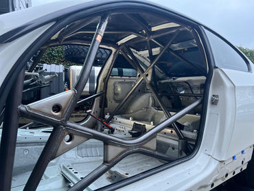 FIA gehomologeerde rolkooi voor BMW E92 M3, gelaste laskooi met verstevigingen, ontworpen voor circuit en rallysport.