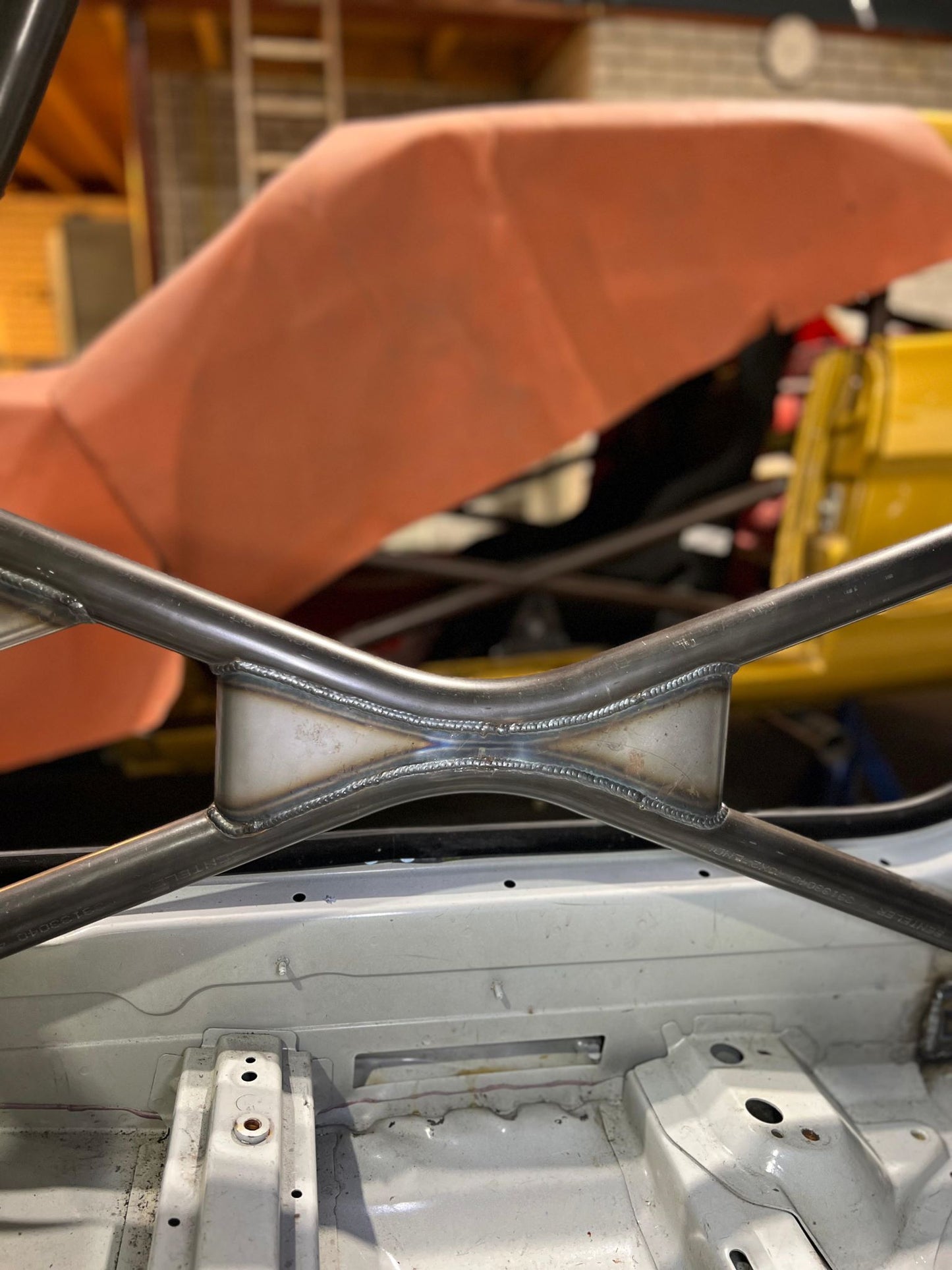 FIA gehomologeerde rolkooi voor BMW E92 M3, gelaste laskooi met verstevigingen, ontworpen voor circuit en rallysport.