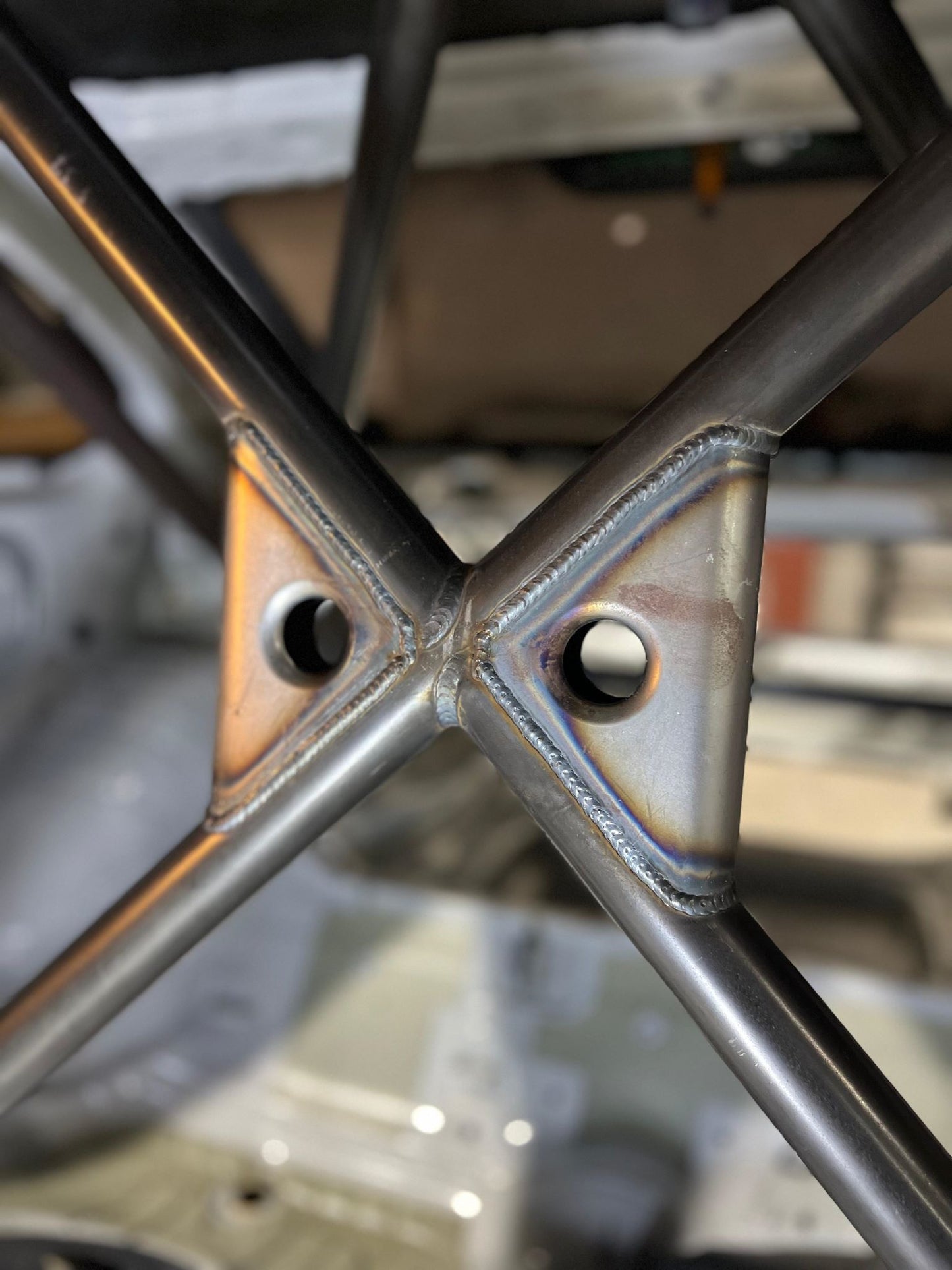 FIA gehomologeerde rolkooi voor BMW E92 M3, gelaste laskooi met verstevigingen, ontworpen voor circuit en rallysport.