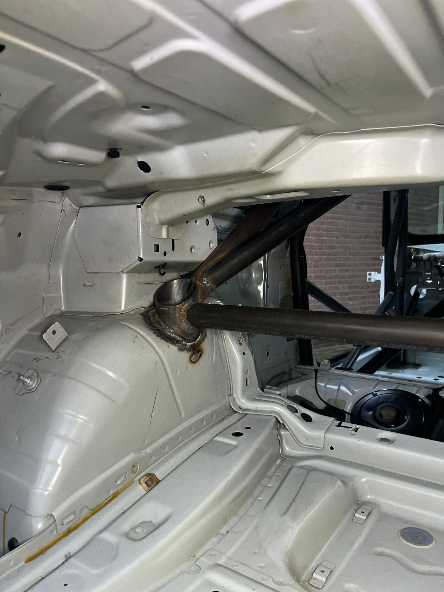 FIA gehomologeerde rolkooi voor BMW E92 M3, gelaste laskooi met verstevigingen, ontworpen voor circuit en rallysport.
