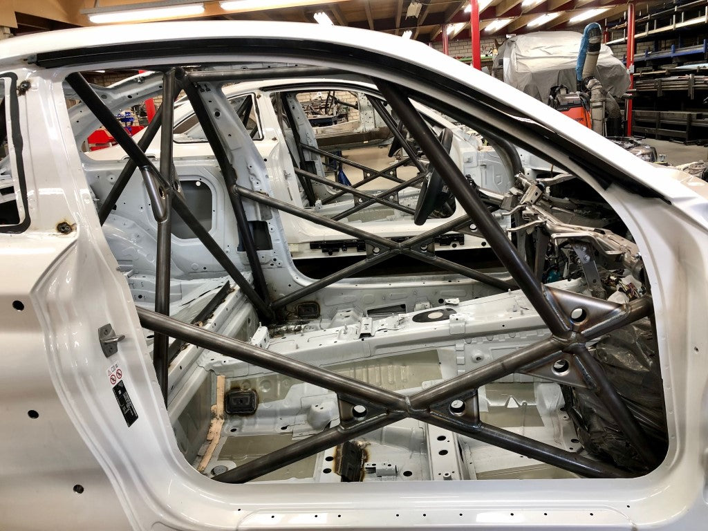 FIA-gecertificeerde rolkooi voor BMW F22 2-serie, ontworpen volgens FIA Homologatie Reglement voor maximale veiligheid, chassisstijfheid en pasvorm.
