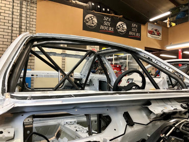 FIA-gecertificeerde rolkooi voor BMW F22 2-serie, ontworpen volgens FIA Homologatie Reglement voor maximale veiligheid, chassisstijfheid en pasvorm.