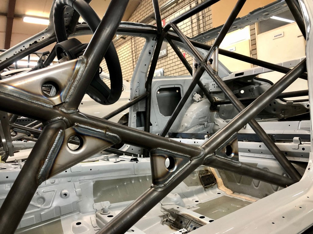 FIA-gecertificeerde rolkooi voor BMW F22 2-serie, ontworpen volgens FIA Homologatie Reglement voor maximale veiligheid, chassisstijfheid en pasvorm.