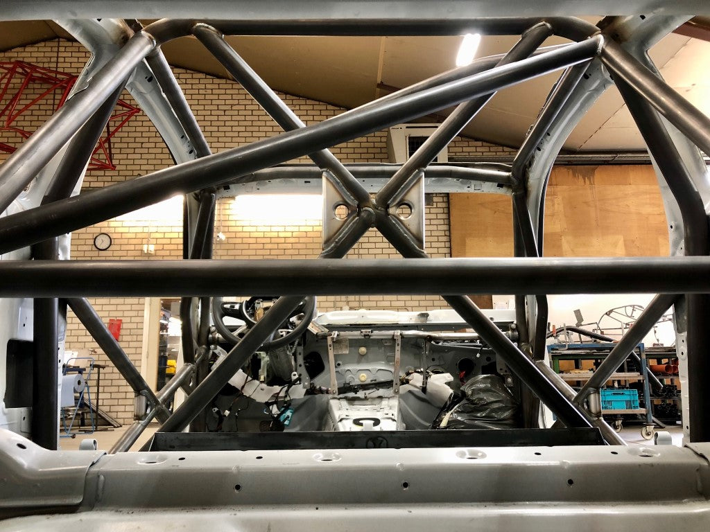 FIA-gecertificeerde rolkooi voor BMW F22 2-serie, ontworpen volgens FIA Homologatie Reglement voor maximale veiligheid, chassisstijfheid en pasvorm.