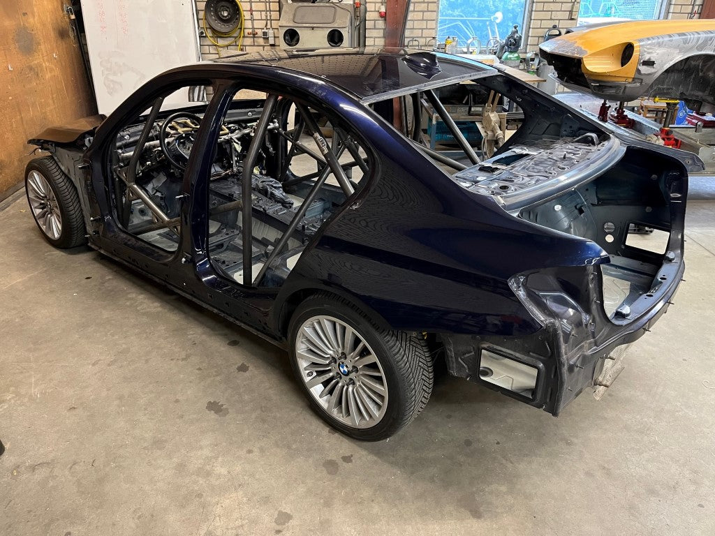 FIA-gecertificeerde rolkooi voor BMW F30 3-serie, ontworpen volgens FIA-homologatie voor maximale veiligheid, chassisstijfheid en perfecte pasvorm.