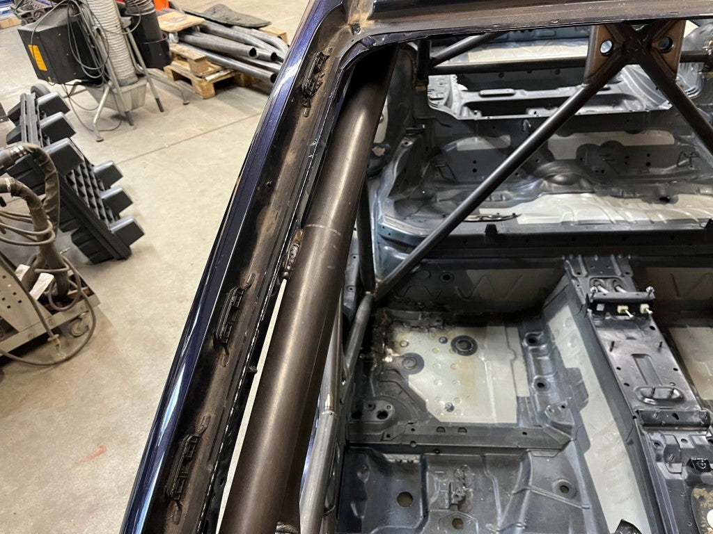 FIA-gecertificeerde rolkooi voor BMW F30 3-serie, ontworpen volgens FIA-homologatie voor maximale veiligheid, chassisstijfheid en perfecte pasvorm.