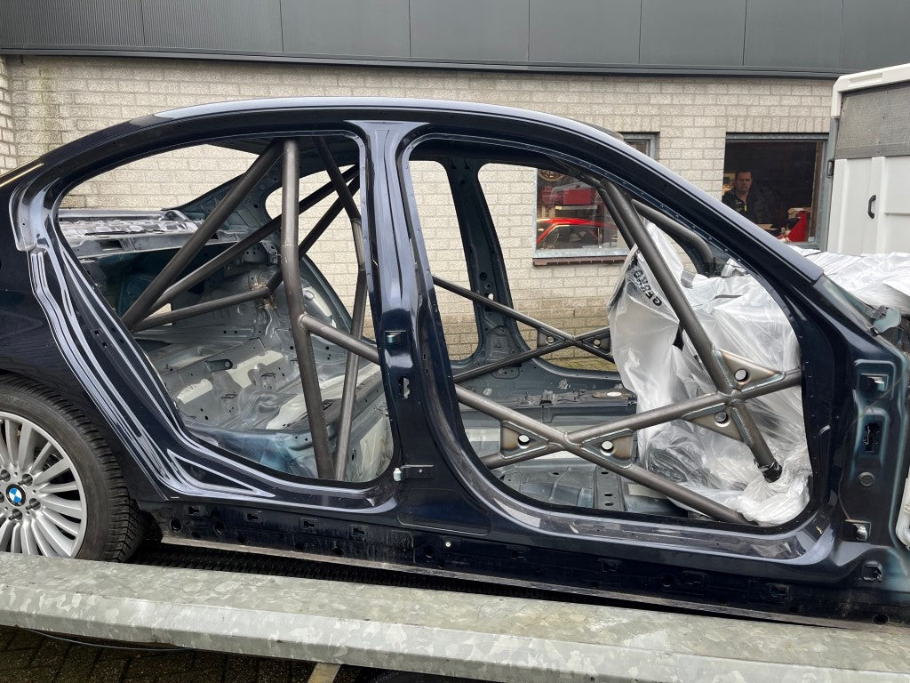 FIA-gecertificeerde rolkooi voor BMW F30 3-serie, ontworpen volgens FIA-homologatie voor maximale veiligheid, chassisstijfheid en perfecte pasvorm.