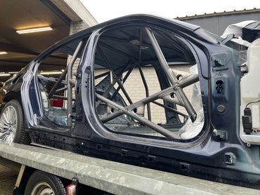 FIA-gecertificeerde rolkooi voor BMW F30 3-serie, ontworpen volgens FIA-homologatie voor maximale veiligheid, chassisstijfheid en perfecte pasvorm.