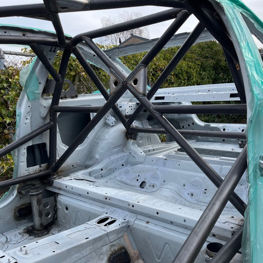 FIA / KNAF gecertificeerde rolkooi voor BMW F87 M2 3-serie, ontworpen volgens FIA-homologatie voor maximale veiligheid, chassisstijfheid en perfecte pasvorm.