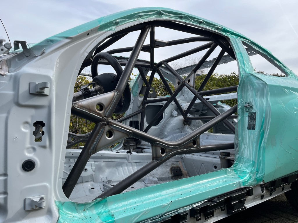 FIA / KNAF gecertificeerde rolkooi voor BMW F87 M2 3-serie, ontworpen volgens FIA-homologatie voor maximale veiligheid, chassisstijfheid en perfecte pasvorm.