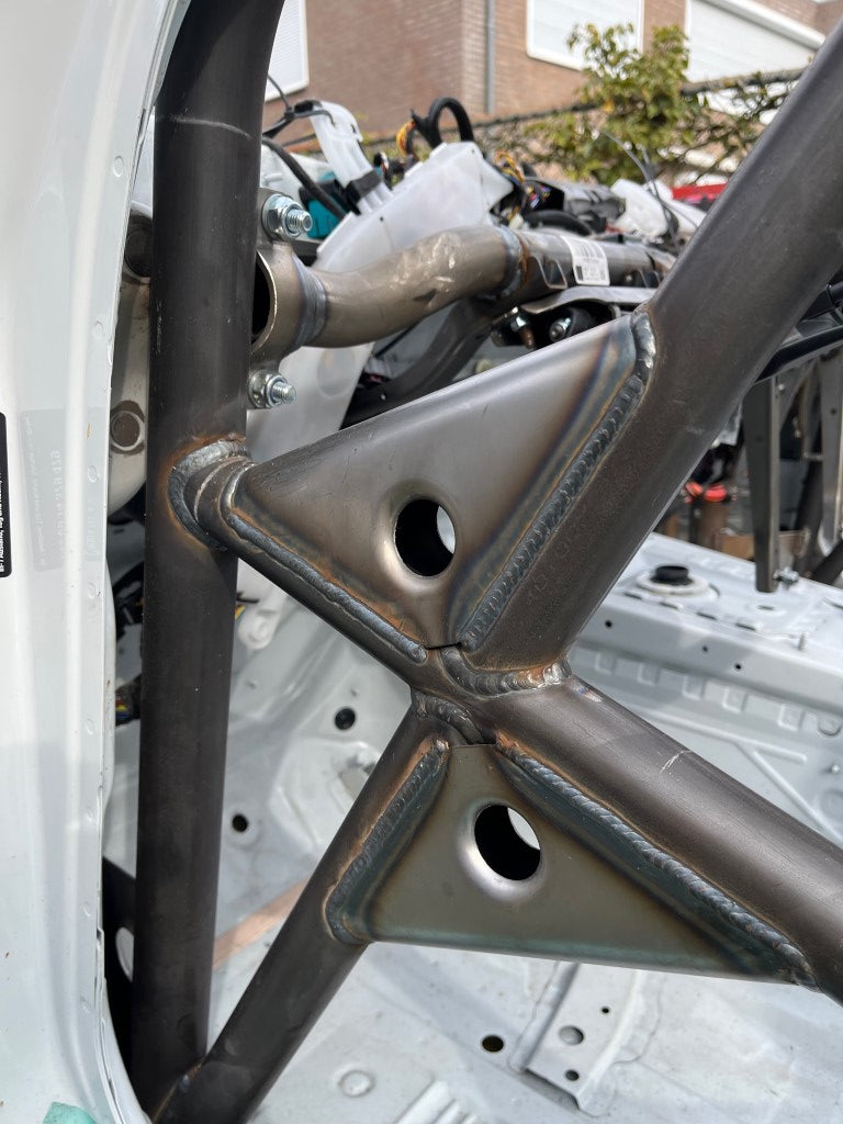FIA / KNAF gecertificeerde rolkooi voor BMW F87 M2 3-serie, ontworpen volgens FIA-homologatie voor maximale veiligheid, chassisstijfheid en perfecte pasvorm.