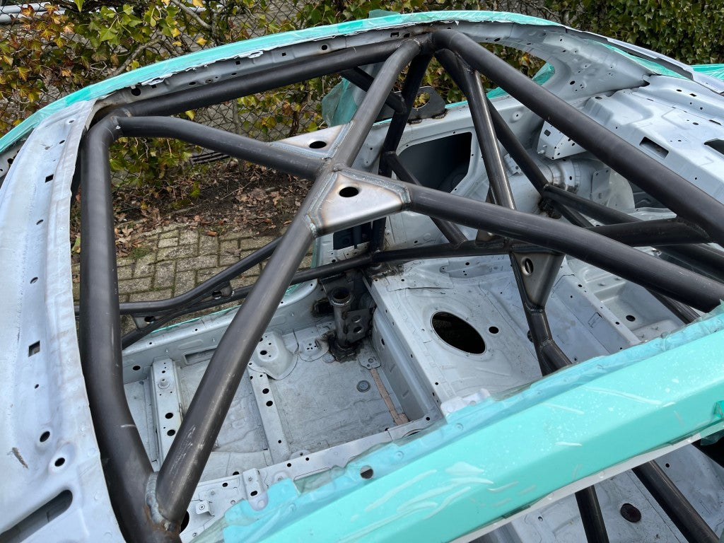 FIA / KNAF gecertificeerde rolkooi voor BMW F87 M2 3-serie, ontworpen volgens FIA-homologatie voor maximale veiligheid, chassisstijfheid en perfecte pasvorm.