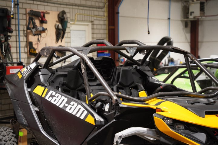 Robuuste rolkooi voor de Can-Am Maverick R, ontworpen voor rallytoepassingen, met behoud van de mogelijkheid om alle originele accessoires te gebruiken.