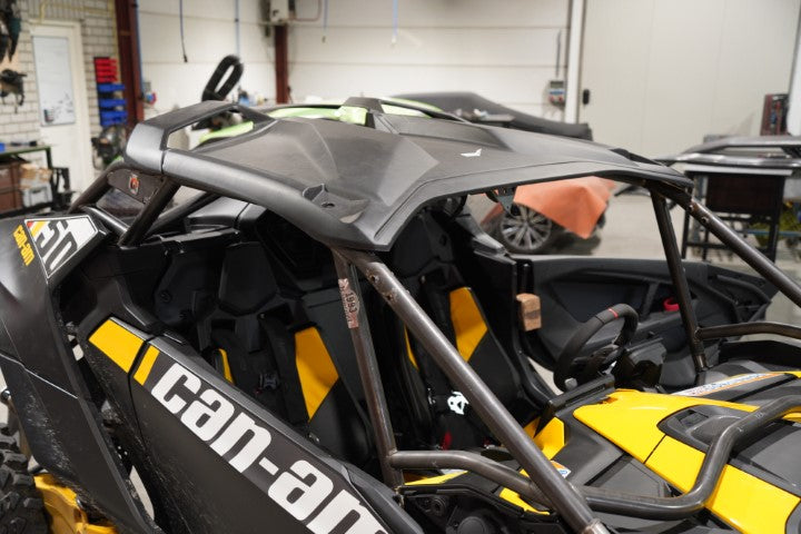Robuuste rolkooi voor de Can-Am Maverick R, ontworpen voor rallytoepassingen, met behoud van de mogelijkheid om alle originele accessoires te gebruiken.