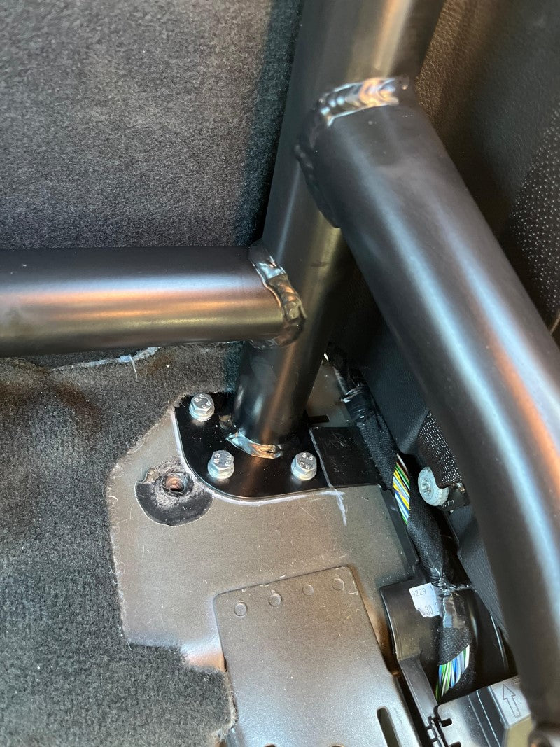 Rolkooi voor Dodge RAM (TRX), vervaardigd uit hoogwaardig 25CrMo4 staal, geschikt voor vier zitplaatsen met gordelbuizen. Eenvoudig te monteren en demonteren zonder aanpassingen aan het interieur. Gepoedercoat in kleur naar keuze. Veiligheidsoptie met kuipstoelen en geproduceerd in Nederland door VA Fabrication BV.