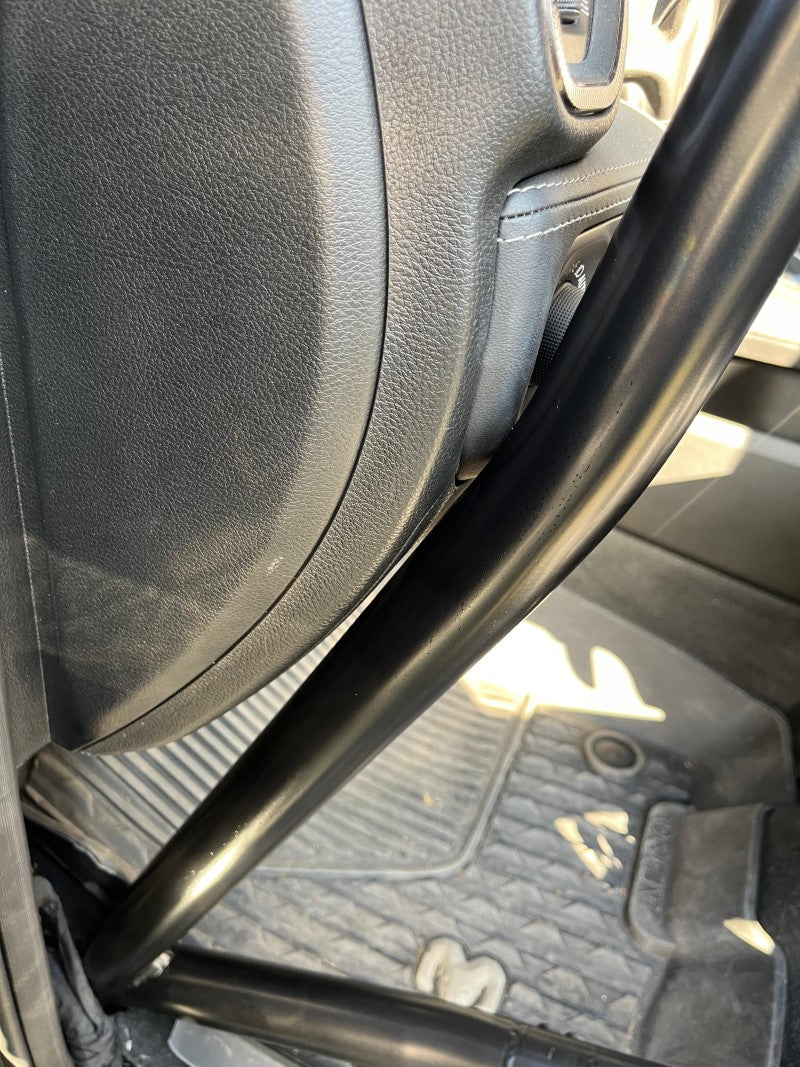 Rolkooi voor Dodge RAM (TRX), vervaardigd uit hoogwaardig 25CrMo4 staal, geschikt voor vier zitplaatsen met gordelbuizen. Eenvoudig te monteren en demonteren zonder aanpassingen aan het interieur. Gepoedercoat in kleur naar keuze. Veiligheidsoptie met kuipstoelen en geproduceerd in Nederland door VA Fabrication BV.