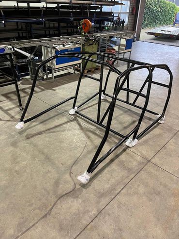 Rolkooi voor Dodge RAM (TRX), vervaardigd uit hoogwaardig 25CrMo4 staal, geschikt voor vier zitplaatsen met gordelbuizen. Eenvoudig te monteren en demonteren zonder aanpassingen aan het interieur. Gepoedercoat in kleur naar keuze. Veiligheidsoptie met kuipstoelen en geproduceerd in Nederland door VA Fabrication BV.