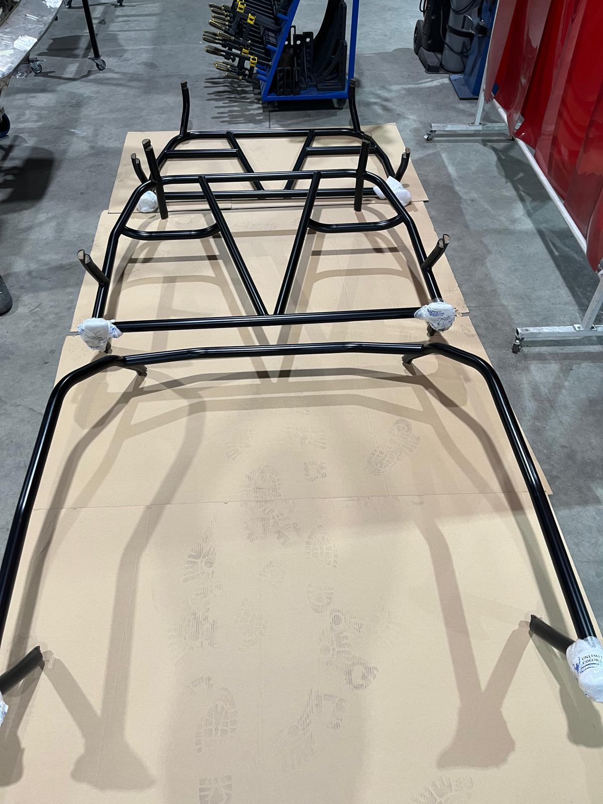 Rolkooi voor Dodge RAM (TRX), vervaardigd uit hoogwaardig 25CrMo4 staal, geschikt voor vier zitplaatsen met gordelbuizen. Eenvoudig te monteren en demonteren zonder aanpassingen aan het interieur. Gepoedercoat in kleur naar keuze. Veiligheidsoptie met kuipstoelen en geproduceerd in Nederland door VA Fabrication BV.