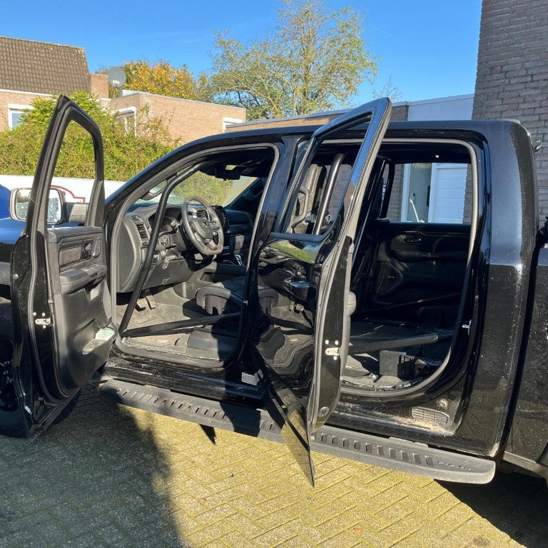 Rolkooi voor Dodge RAM (TRX), vervaardigd uit hoogwaardig 25CrMo4 staal, geschikt voor vier zitplaatsen met gordelbuizen. Eenvoudig te monteren en demonteren zonder aanpassingen aan het interieur. Gepoedercoat in kleur naar keuze. Veiligheidsoptie met kuipstoelen en geproduceerd in Nederland door VA Fabrication BV.