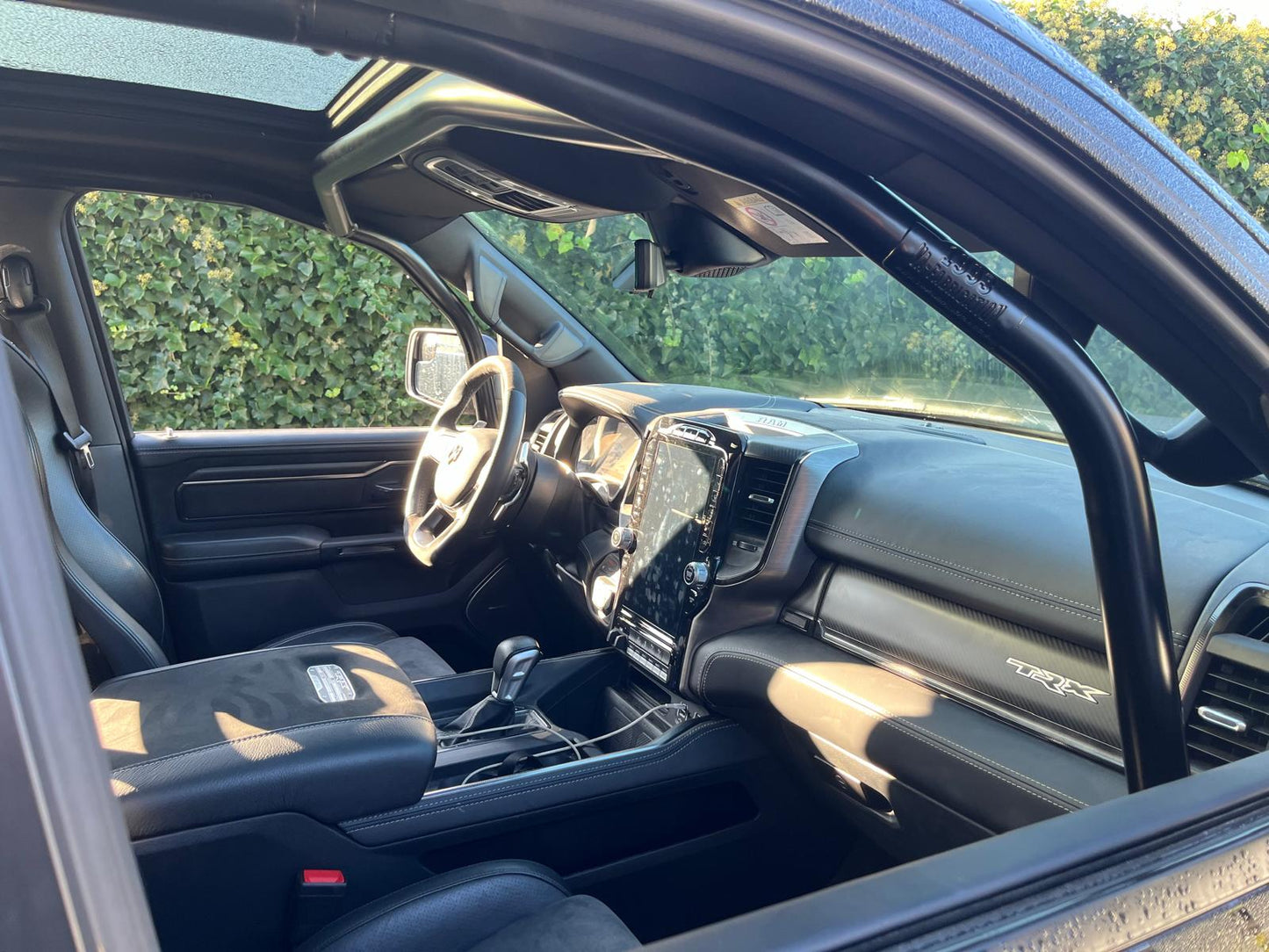 Rolkooi voor Dodge RAM (TRX), vervaardigd uit hoogwaardig 25CrMo4 staal, geschikt voor vier zitplaatsen met gordelbuizen. Eenvoudig te monteren en demonteren zonder aanpassingen aan het interieur. Gepoedercoat in kleur naar keuze. Veiligheidsoptie met kuipstoelen en geproduceerd in Nederland door VA Fabrication BV.