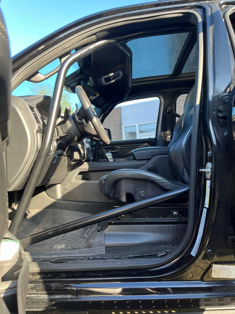Rolkooi voor Dodge RAM (TRX), vervaardigd uit hoogwaardig 25CrMo4 staal, geschikt voor vier zitplaatsen met gordelbuizen. Eenvoudig te monteren en demonteren zonder aanpassingen aan het interieur. Gepoedercoat in kleur naar keuze. Veiligheidsoptie met kuipstoelen en geproduceerd in Nederland door VA Fabrication BV.