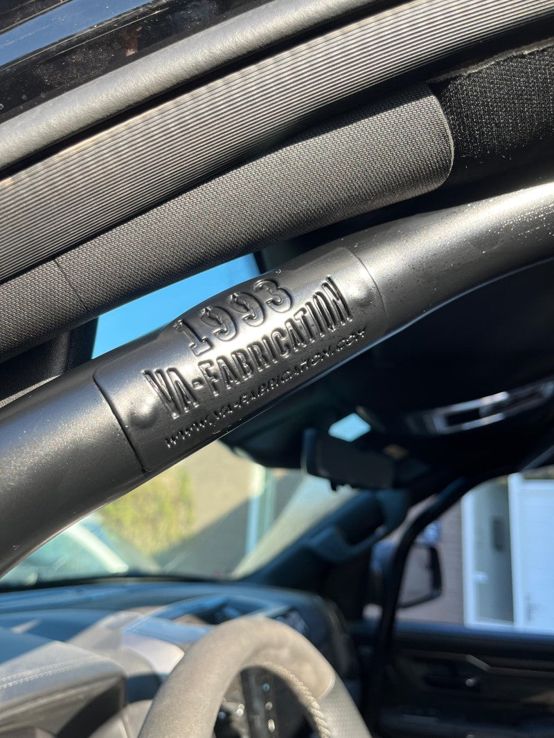 Rolkooi voor Dodge RAM (TRX), vervaardigd uit hoogwaardig 25CrMo4 staal, geschikt voor vier zitplaatsen met gordelbuizen. Eenvoudig te monteren en demonteren zonder aanpassingen aan het interieur. Gepoedercoat in kleur naar keuze. Veiligheidsoptie met kuipstoelen en geproduceerd in Nederland door VA Fabrication BV.