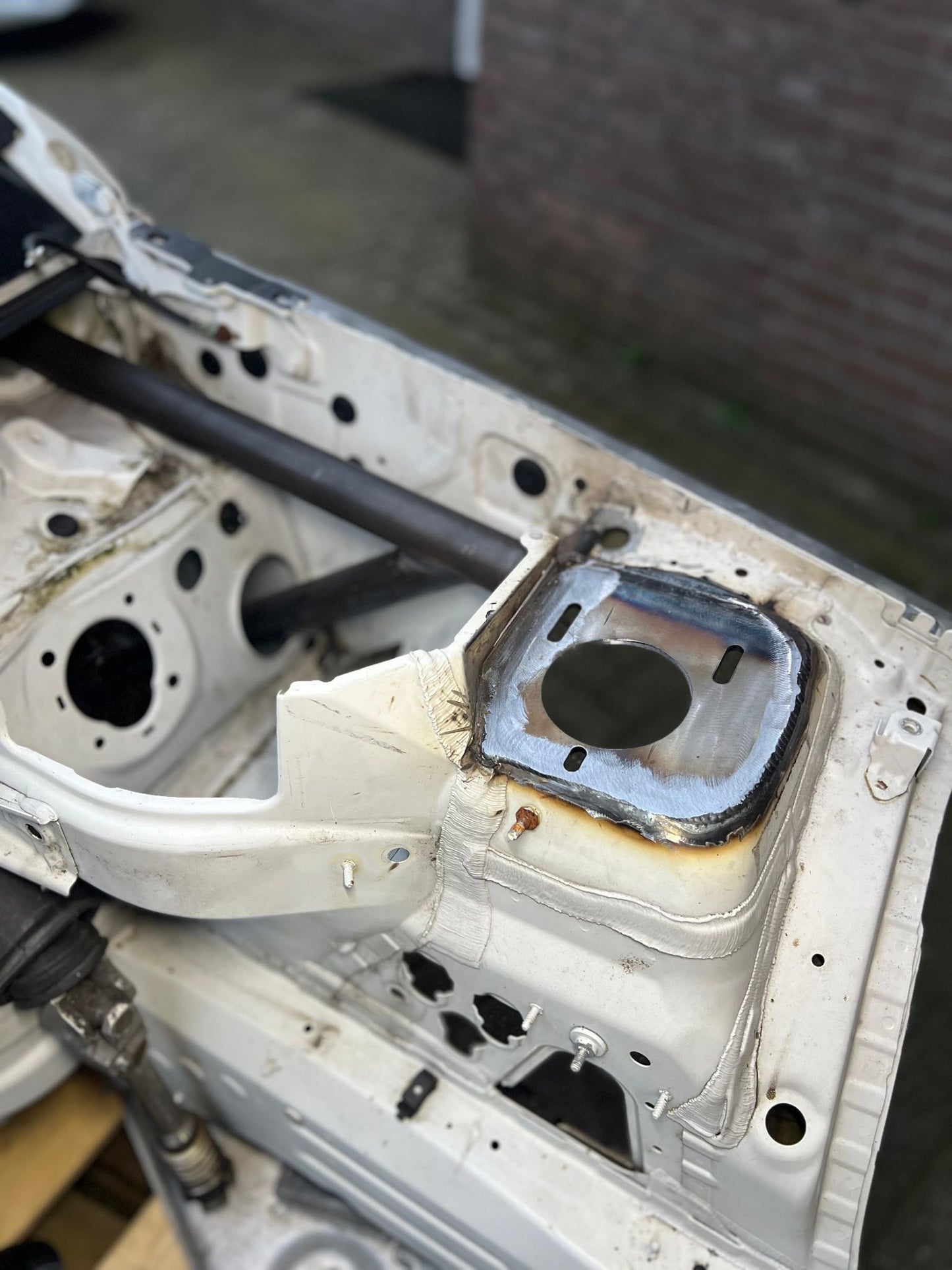 Verstevigde topmounts of ingelaste camberplaten voor camber verstelling