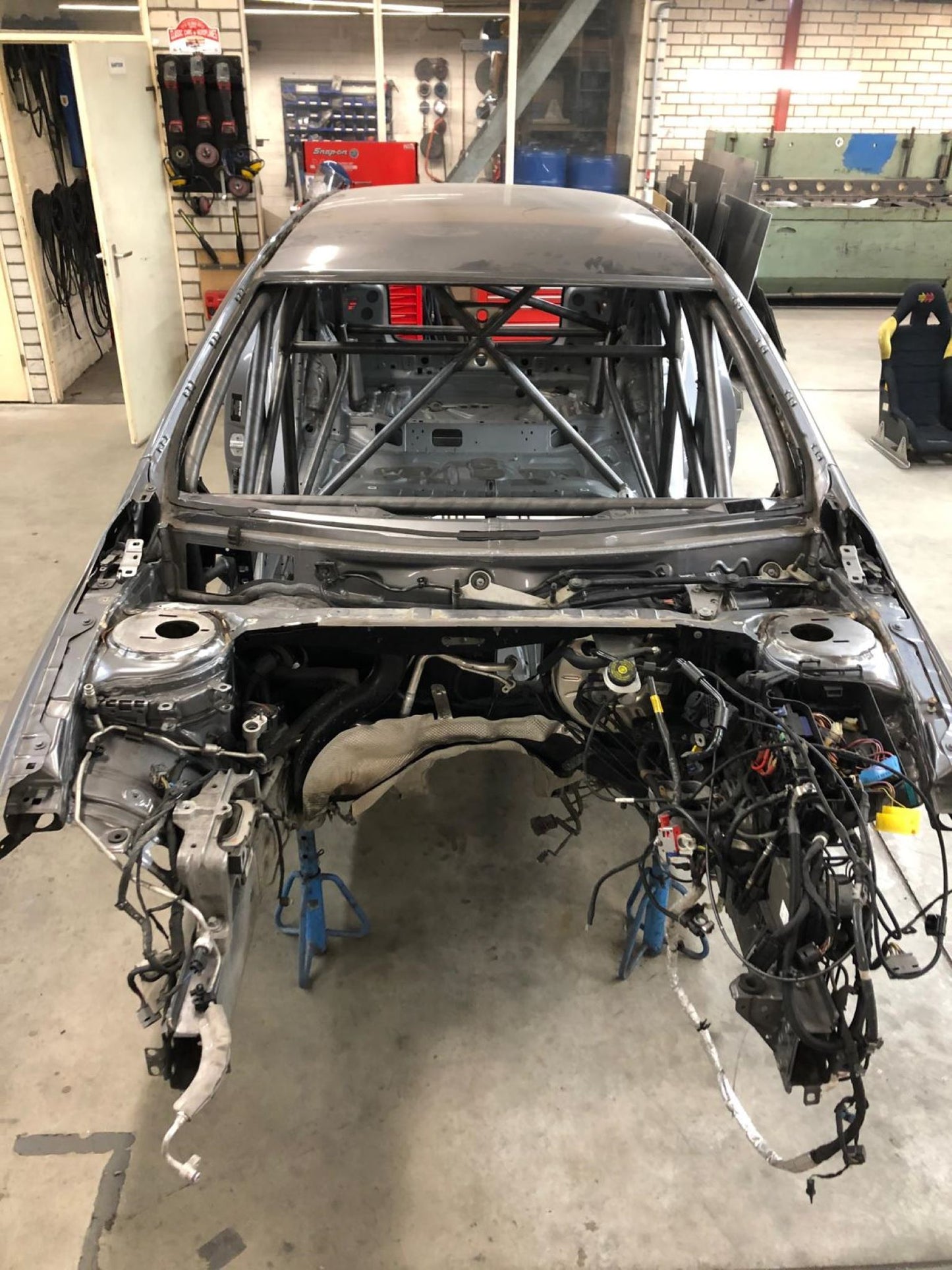 Verstevigde topmounts of ingelaste camberplaten voor camber verstelling