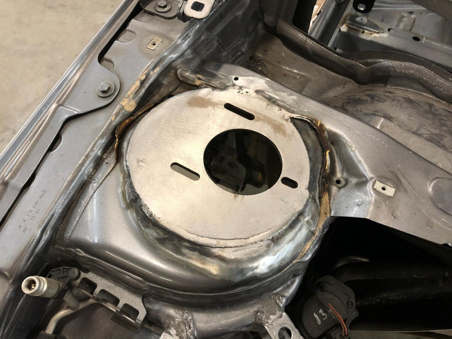 Verstevigde topmounts of ingelaste camberplaten voor camber verstelling