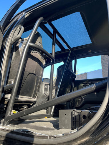 Rolkooi voor Dodge RAM (TRX), vervaardigd uit hoogwaardig 25CrMo4 staal, geschikt voor vier zitplaatsen met gordelbuizen. Eenvoudig te monteren en demonteren zonder aanpassingen aan het interieur. Gepoedercoat in kleur naar keuze. Veiligheidsoptie met kuipstoelen en geproduceerd in Nederland door VA Fabrication BV.
